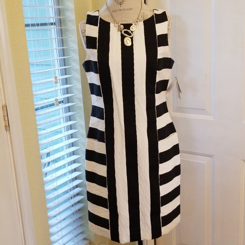 J. TAYLOR BLACK/ WHITE SLEEVELESS STRIPE DRESS